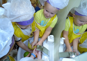 03 Chłopcy myją owoce i warzywa w umywalce